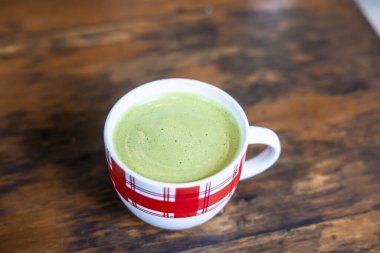 Hindistan cevizi sütlü kibrit yeşili latte.