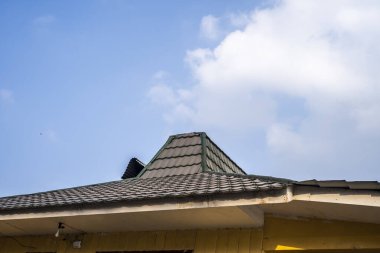 Endonezya 'da mavi gökyüzü arka planlı evlerin çatıları