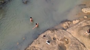 Cianjur, Batı Java, Endonezya - 24 Temmuz 2022: insanlar nehirde yıkanır