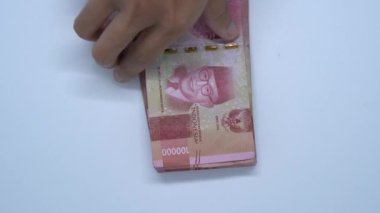 Endonezya Rupiah parası. İş ve ekonomi kavramı döngüye girebilir ve kusursuz bir altyapıya sahiptir. Endonezya para birimi.