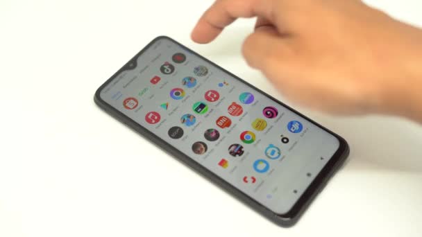 Jakarta Indonesien Marts 2023 Folk Åbner Tiktok Applikationen Smartphone – Stock-video