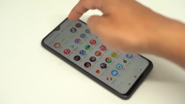Jacarta Indonésia Março 2023 Pessoas Abrem Aplicativo Youtube Smartphones — Vídeo de Stock