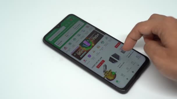 Jakarta Indonézia Március 2023 Emberek Megnyitják Tokopedia Alkalmazást Okostelefonon — Stock videók