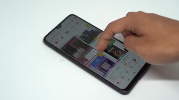 Jakarta Endonezya Mart 2023 Nsanlar Akıllı Telefonlarda Shopee Uygulamasını Açıyor — Stok video