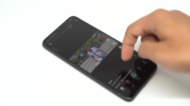 印度尼西亚雅加达 2023年3月27日 人们用智能手机打开Tiktok应用程序 — 图库视频影像