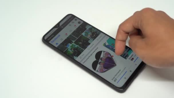 印度尼西亚雅加达 2023年3月27日 人们在智能手机屏幕上打开Facebook应用程序 Facebook是智能手机的照片共享应用程序 — 图库视频影像