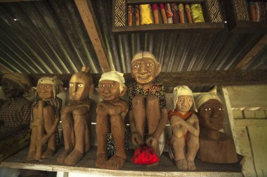 Sulawesi 'deki Tana Toraja' nın yerli kültürü arasında Tao Tao olarak bilinen Tahta heykelcikler.