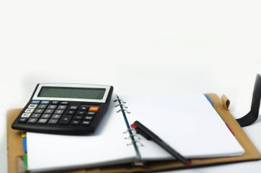 Finansal defter ve kalem beyaz bir arkaplanda izole edildi