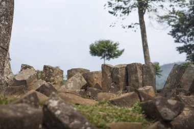 Taş düzgünce megalitik sitelere yerleştirilmiş