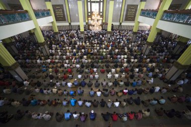 Cianjur, Batı Java, Endonezya - 24 Kasım 2015: Müslümanlar camide namaz kıldılar