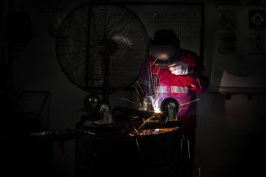 İnsanlar fiilen kaynak yapıyorlar.