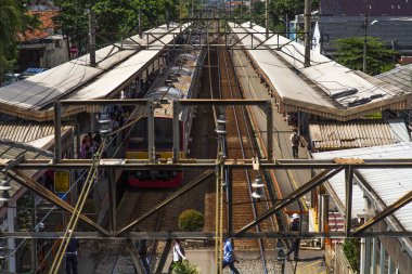 KRL Jakarta Banliyö Treni istasyonda