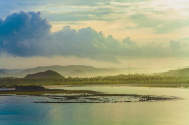 Sabah atmosferi Tanjung Aan Plajı Lombok, Endonezya