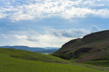 Bahar çimleri ve dağ.