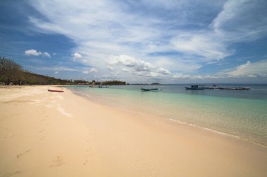 Lombok, Batı Nusa Tenggara Endonezya 'da Pink Beach' te güneşli bir gün.