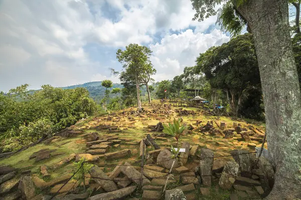 Site alanı. Gunung Padang Megalithic Sitesi, Cianjur, Batı Java Endonezya