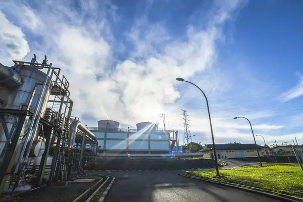 Mavi gökyüzü ile elektrik üretim tesisi