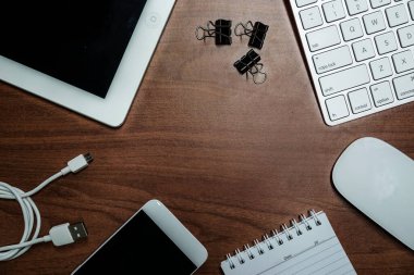dizüstü bilgisayar, bilgisayar klavyesi ve fare, tablet pc ve akıllı telefon ile ofis masasının yükü. kopyalama alanı