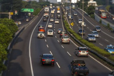 Jakarta otoyolunda trafik sıkışıklığı
