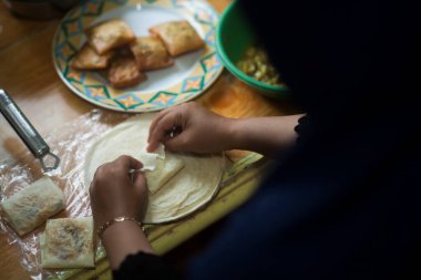 Endonezya 'dan geleneksel Martabak Telor yemeği yapan bir kadın
