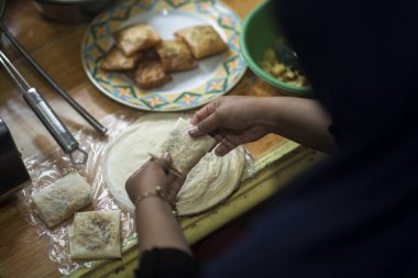 Endonezya 'dan geleneksel Martabak Telor yemeği yapan bir kadın