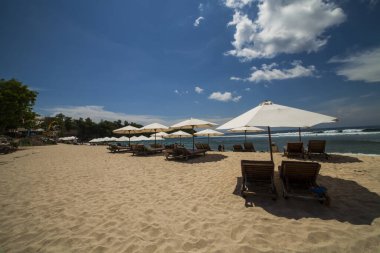 Güneşli bir günde kumsal şemsiyesi, arka planda deniz, Bali Endonezya