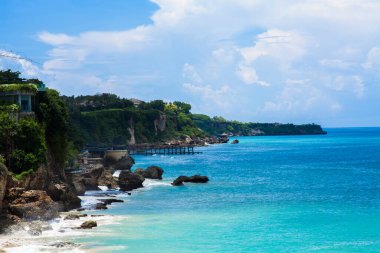 Tegal wangi sahilindeki yüksek uçurum, Bali Endonezya