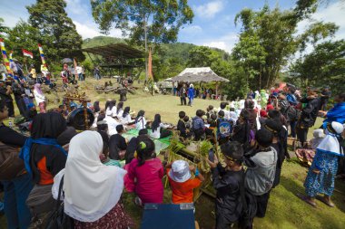 GUNG PADANG, CIANJUR, İNDONEZYA - 6 MAYIS 2016 Dağ üretimi çerçevesinde sahne sanatları