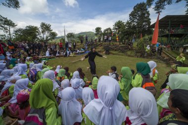 GUNG PADANG, CIANJUR, İNDONEZYA - 6 MAYIS 2016 Dağ üretimi çerçevesinde sahne sanatları