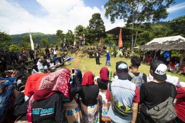 GUNG PADANG, CIANJUR, İNDONEZYA - 6 MAYIS 2016 Dağ üretimi çerçevesinde sahne sanatları