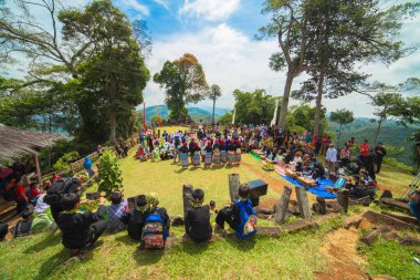 GUNG PADANG, CIANJUR, İNDONEZYA - 6 MAYIS 2016 Dağ üretimi çerçevesinde sahne sanatları