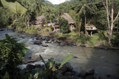 Nehir kıyısındaki köy atmosferi
