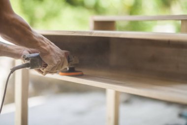 Marangozlar ahşabı makineyle yumuşatırlar.