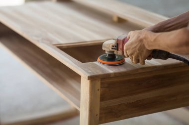 Marangozlar ahşabı makineyle yumuşatırlar.