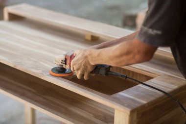 Marangozlar ahşabı makineyle yumuşatırlar.