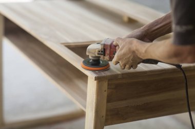 İnsanlar odun öğütme makinesiyle çalışacaklar.