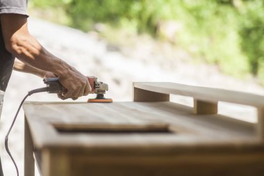 İnsanlar odun öğütme makinesiyle çalışacaklar.
