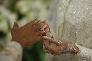 Ayrıntılı kişi evlilik yüzüğü