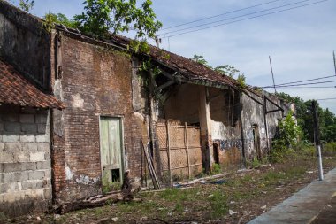 Bakımı yapılmamış eski binalar