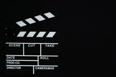 Siyah arka plan üzerine Klaket film