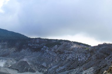 Tepenin bir kısmı volkanın kraterinde.