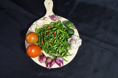 Baharatlar yemek malzemesidir.