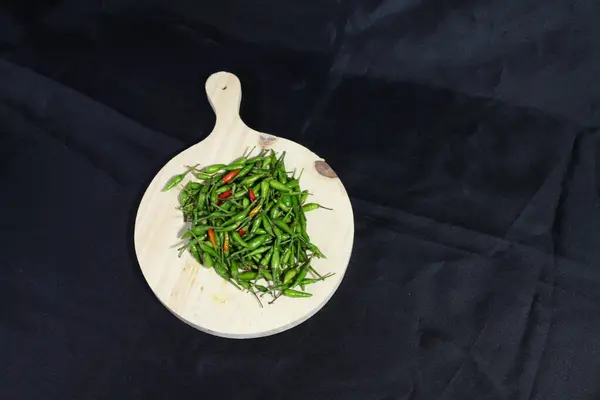 Siyah arkaplanlı yeşil biber