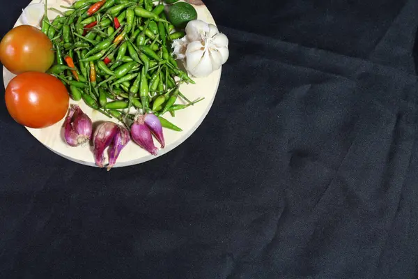 Siyah arkaplanlı yemek pişirmek için baharat içerir