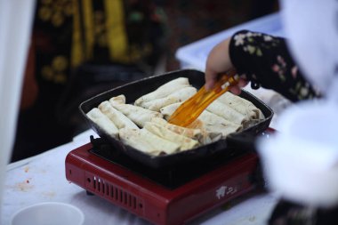 Şiş kebap pişiriliyor.