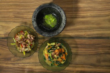 sebze havucu, kalamar ve ahşap kaplamalı yeşil domates sosu.