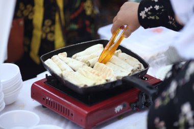 Kadınlar şiş kebap pişiriyor.