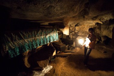 TANA TORAJA, SULAWESI, İNDONEZYA - 26 Kasım: Geleneksel Toraja Mezarlığı, Londa, Kuzey Toraja