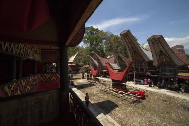 TANA TORAJA, SULAWESI, İNDONEZYA - 20 Kasım 2016: Rambu solo ölüm törenlerinden biri olarak iki tabut törene hazırdı