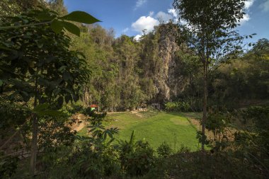 Toraja kabilesinin tepesinde gün boyunca gömülü.